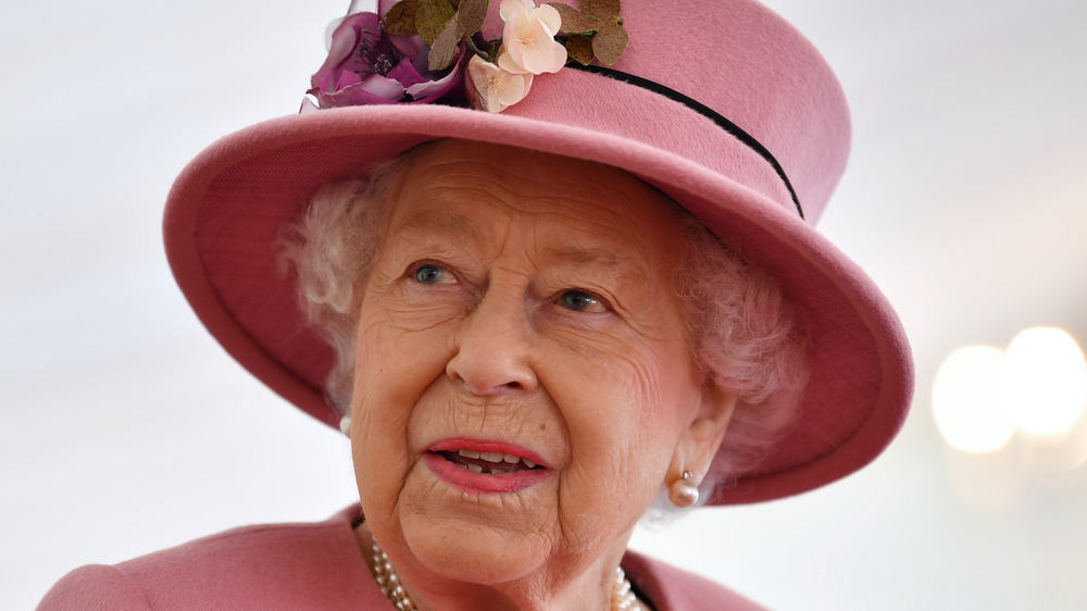 La reina Isabel con sombrero rosa