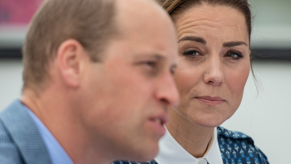 El príncipe William y Kate Middleton mirando