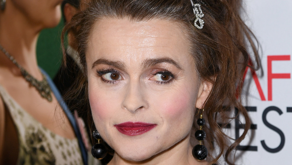 Helena Bonham Carter mirando hacia un lado