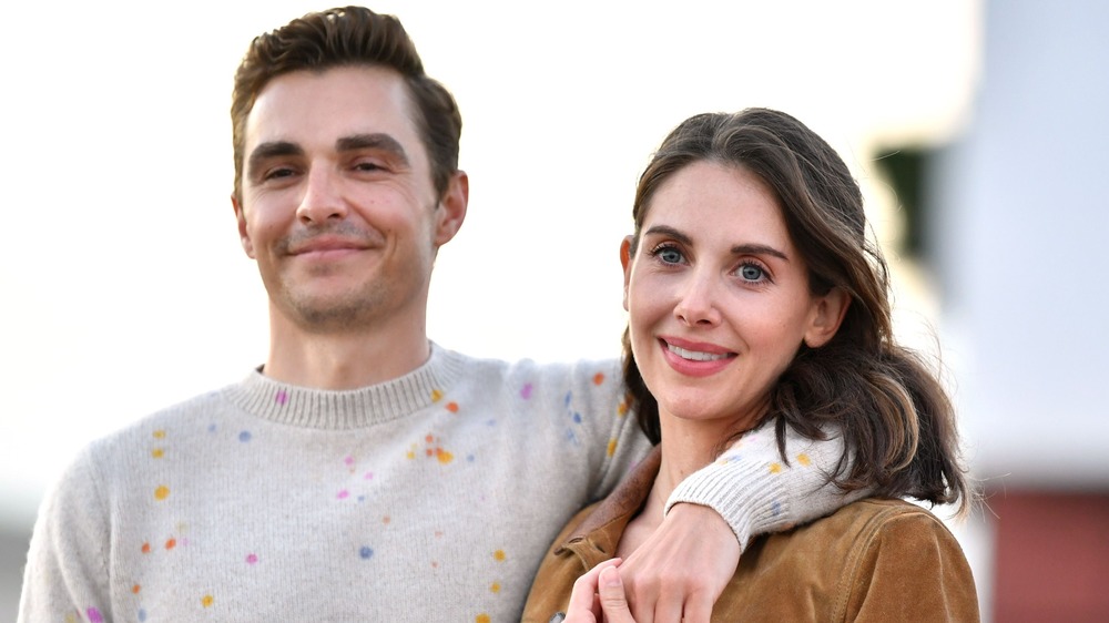 Dave Franco y Alison Brie asistiendo a una proyección en autocine de The Rental