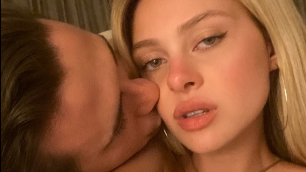 Brooklyn Beckham besando a Nicola Peltz en una selfie de Instagram 