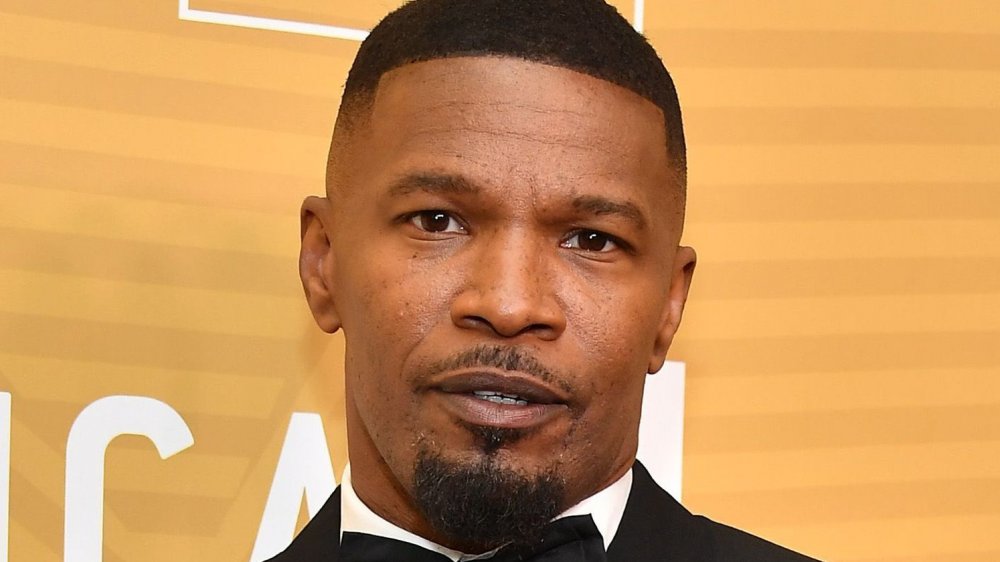 Jamie Foxx camina por la alfombra roja de 2020