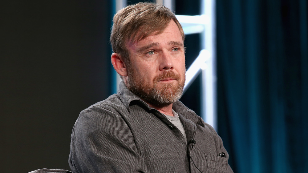 Ricky Schroder sentado