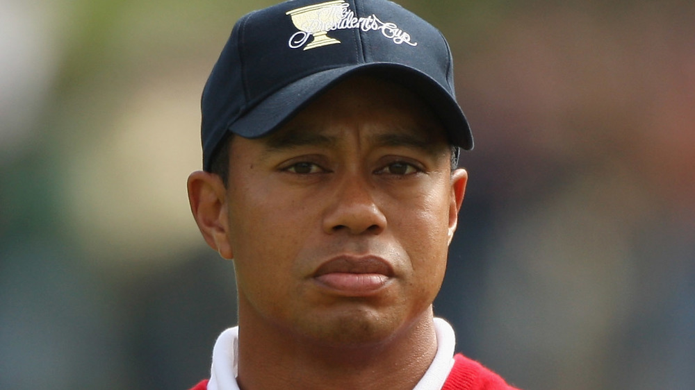 Tiger Woods mirando al campo de golf