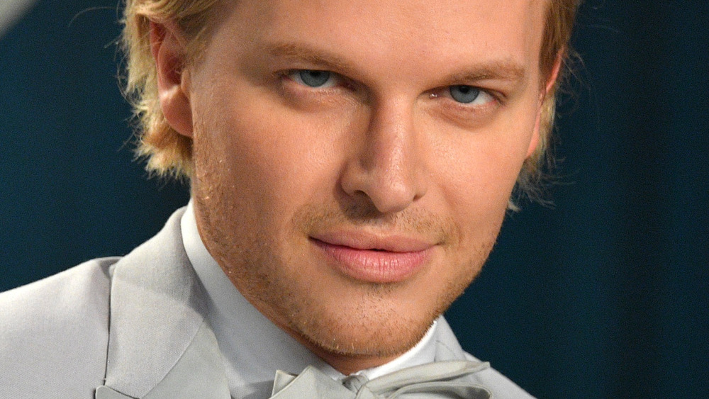 Ronan Farrow posa en la fiesta de los Oscar 2020 de Vanity Fair