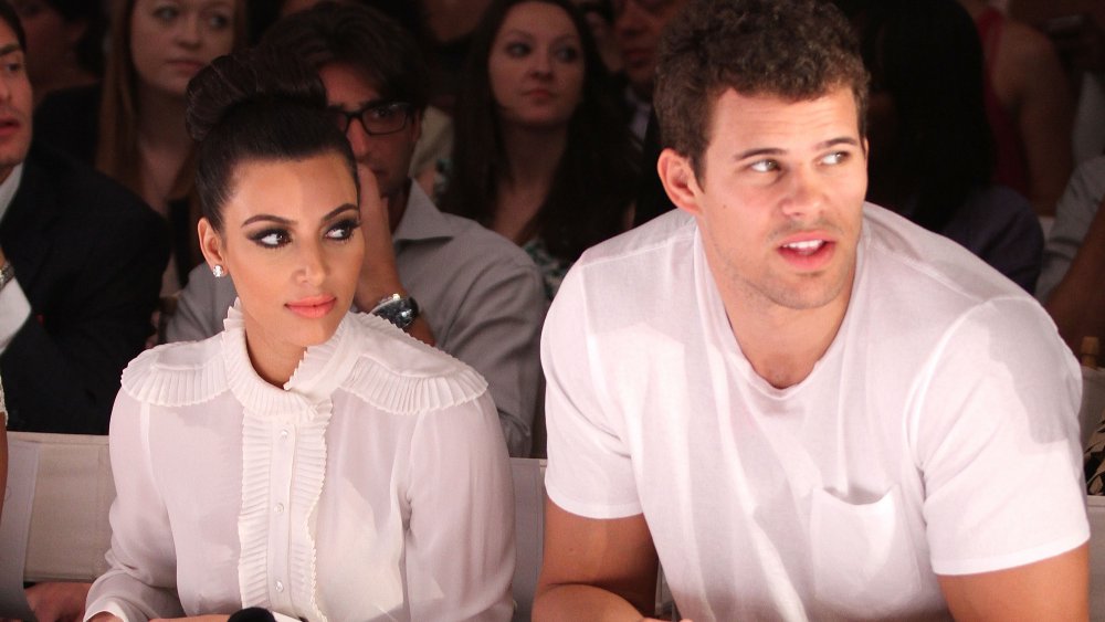 Kim Kardashian y Kris Humphries sentados uno al lado del otro