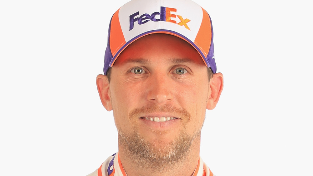 Denny Hamlin de NASCAR sonriendo