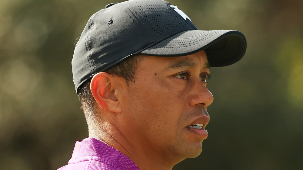 Tiger Woods mirando hacia la distancia