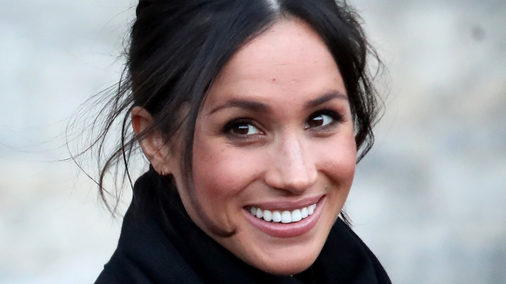 Meghan Markle sonriendo para las cámaras