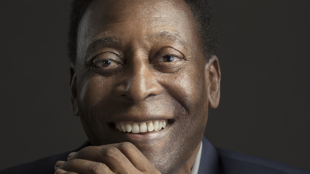 Pelé posando para la cámara