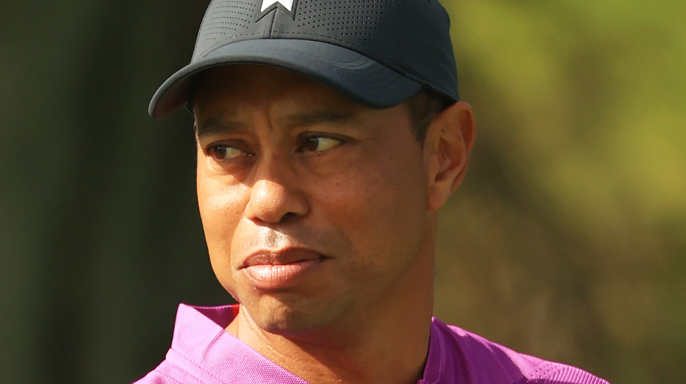 Tiger Woods mira su put mientras está en competencia