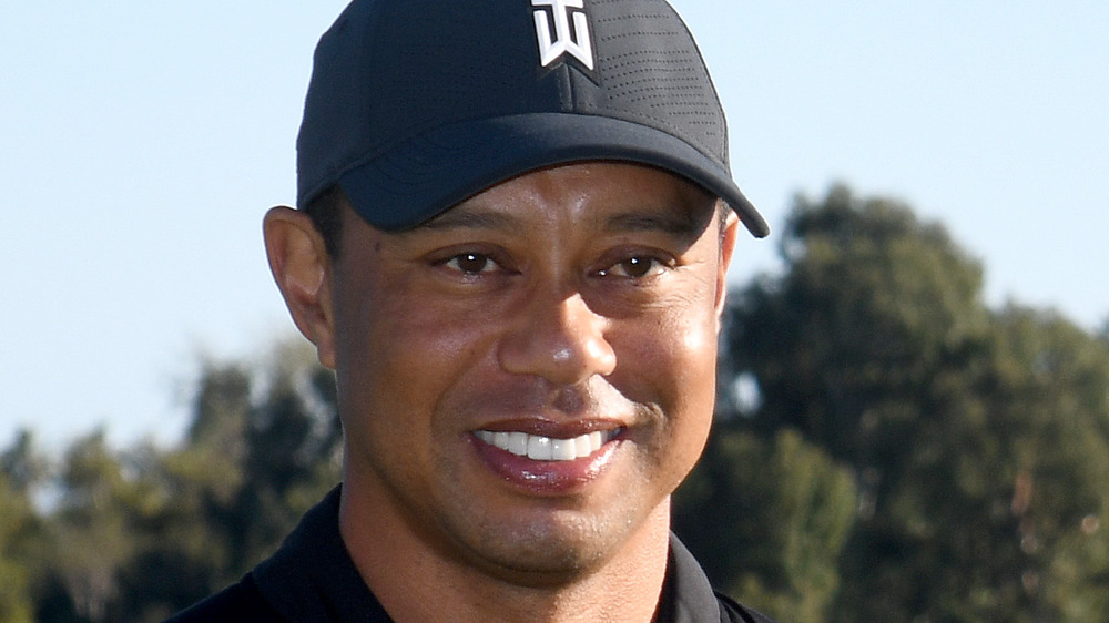 Tiger Woods con gorra de marca