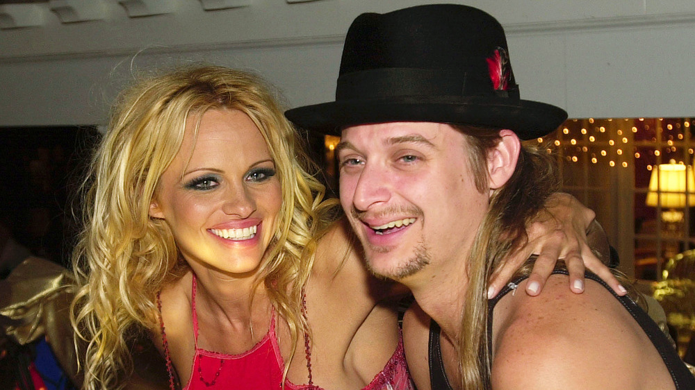 Pamela Anderson y Kid Rock riendo 