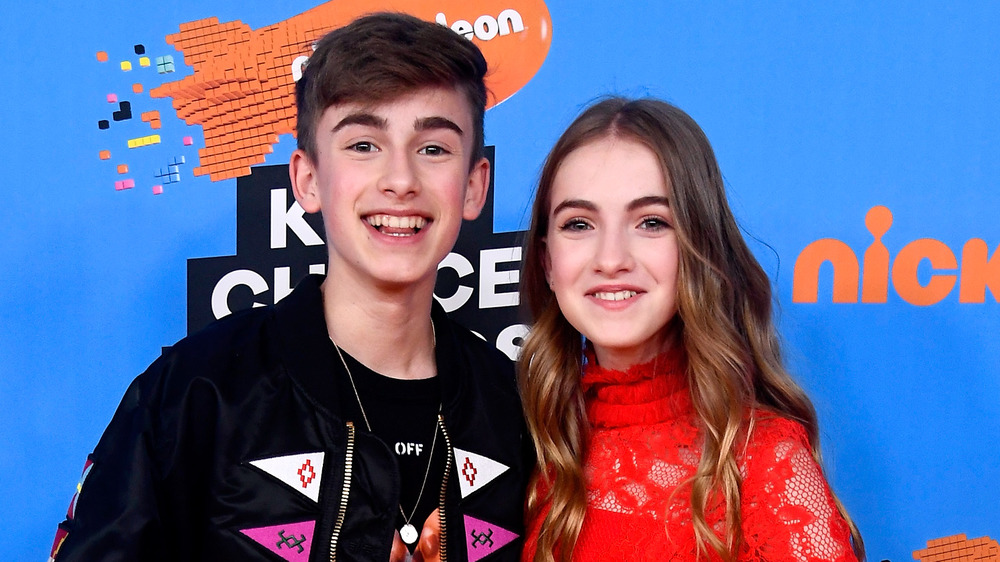 Johnny Orlando y Lauren Orlando sonriendo en los Kids 'Choice Awards 2018