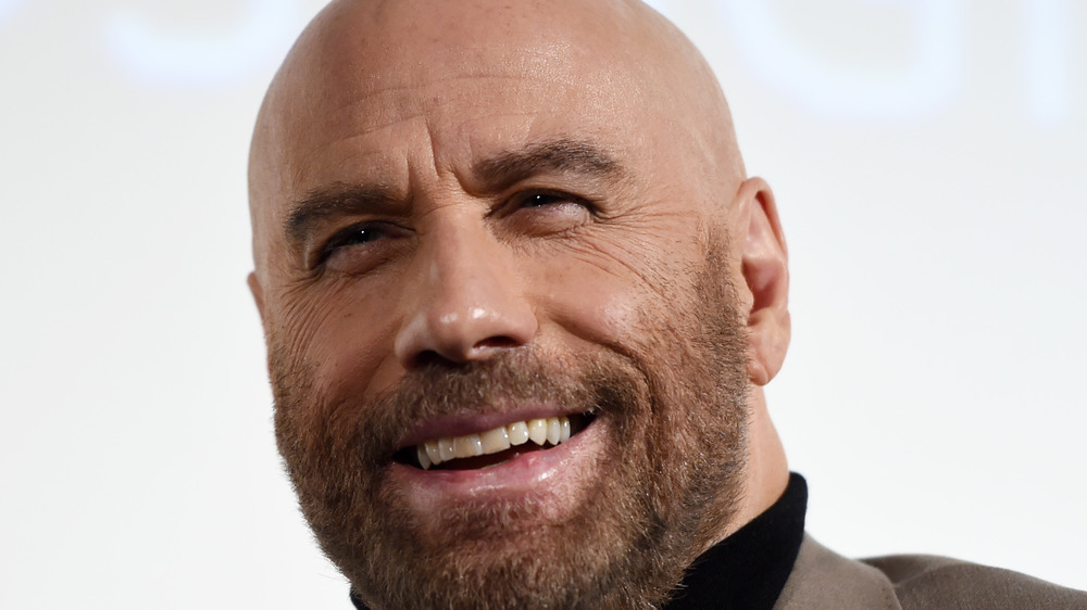 John Travolta sonríe para la cámara