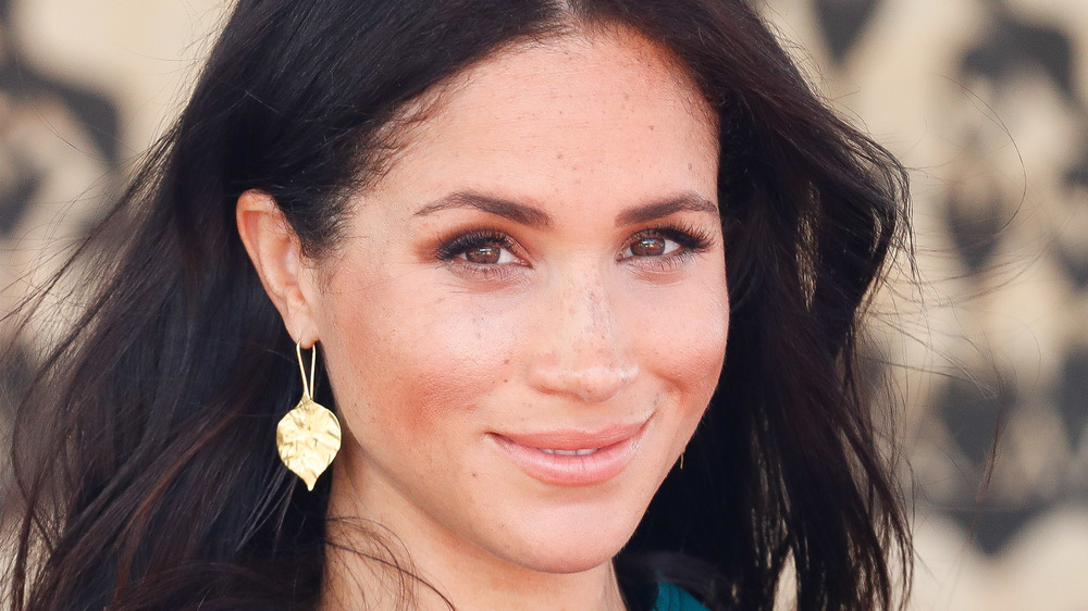 Meghan Markle, sonriendo