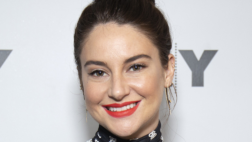 Shailene Woodley posando en la alfombra roja