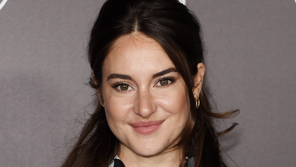 Shailene Woodley sonriendo en un evento