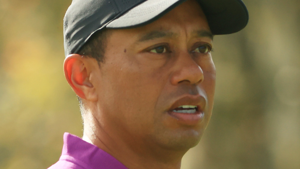 Tiger Woods jugando al golf