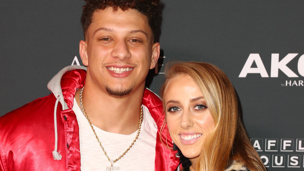   Brittany Matthews y Patrick Mahomes posando juntos