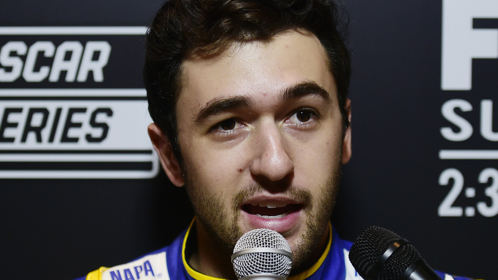 Chase Elliott hablando con los periodistas