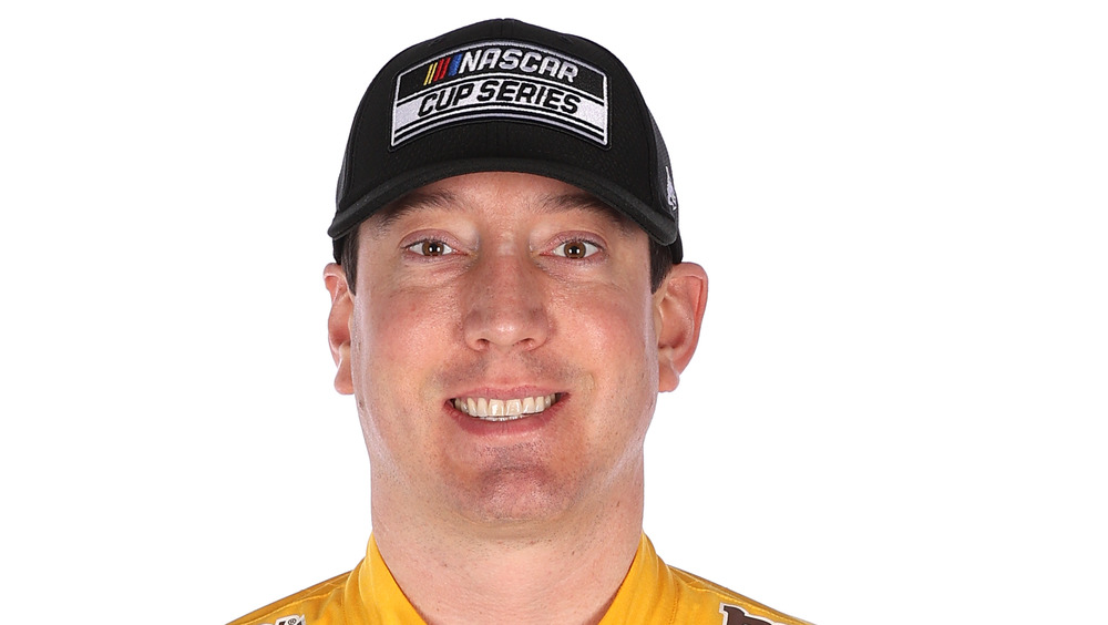 Kyle Busch sonriendo con un mono de NASCAR