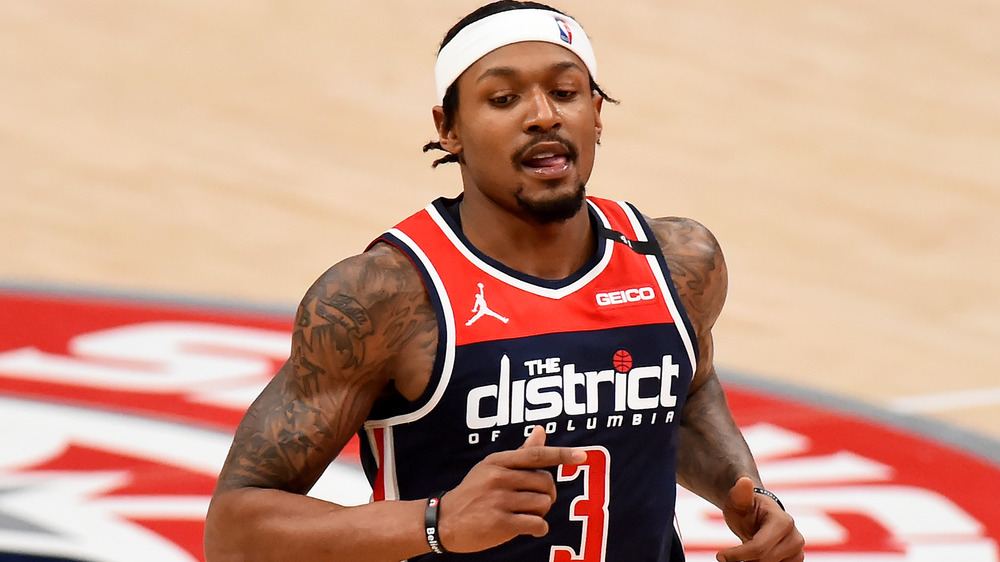 Bradley Beal corriendo en la cancha