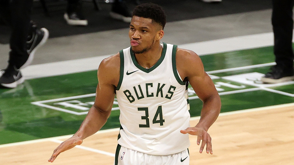 Giannis Antetokounmpo con camiseta de los Bucks