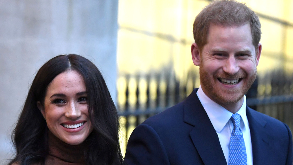 Meghan Markle y el príncipe Harry caminando