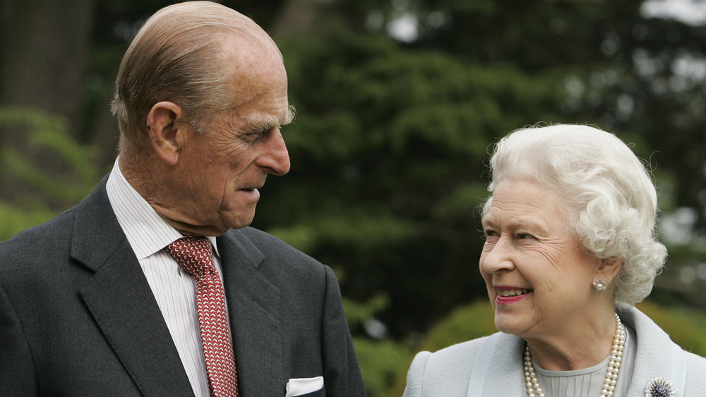 El príncipe Felipe y la reina Isabel II sonriendo