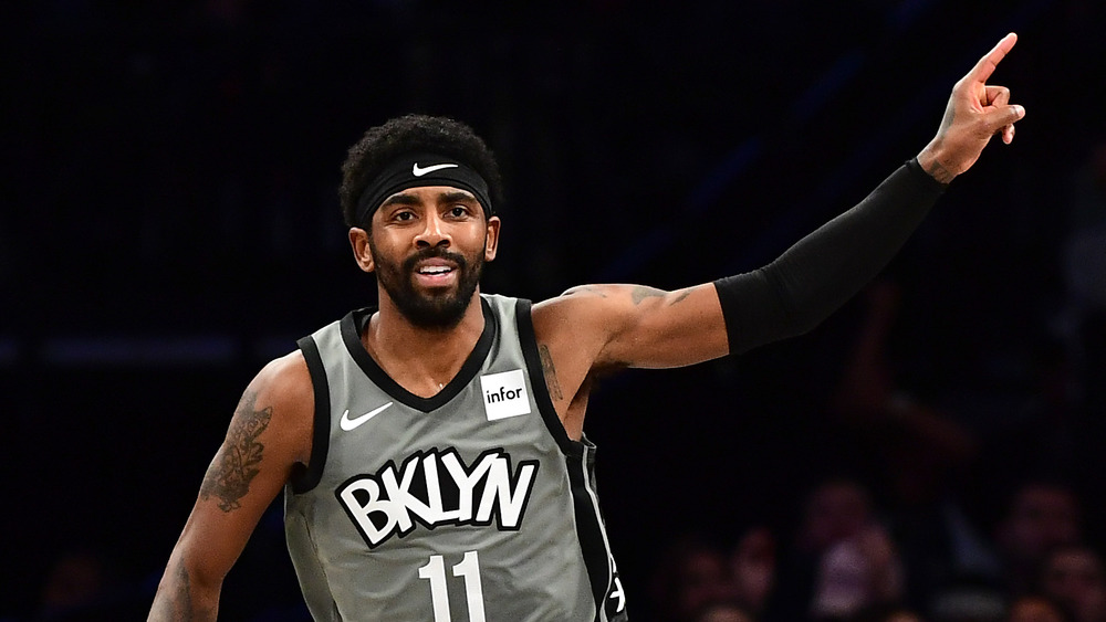 Kyrie Irving jugando baloncesto para los Brooklyn Nets