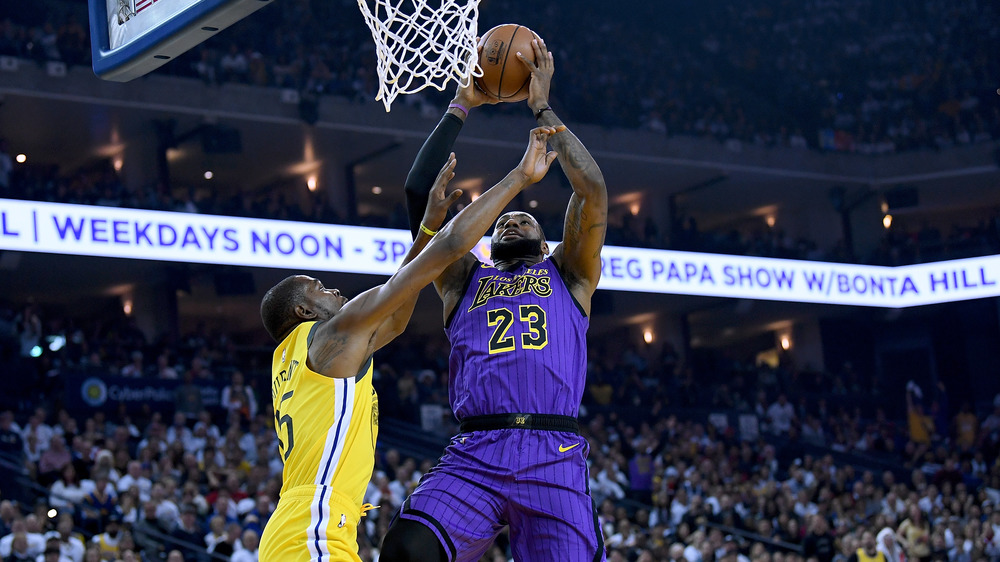 Kevin Durant y LeBron James se enfrentan en la cancha de baloncesto