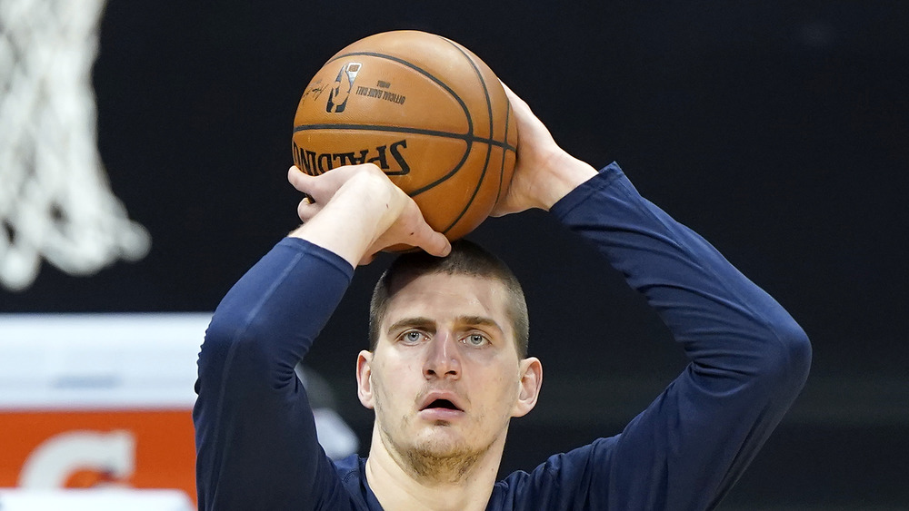 Nikola Jokic jugando baloncesto para los Denver Nuggets