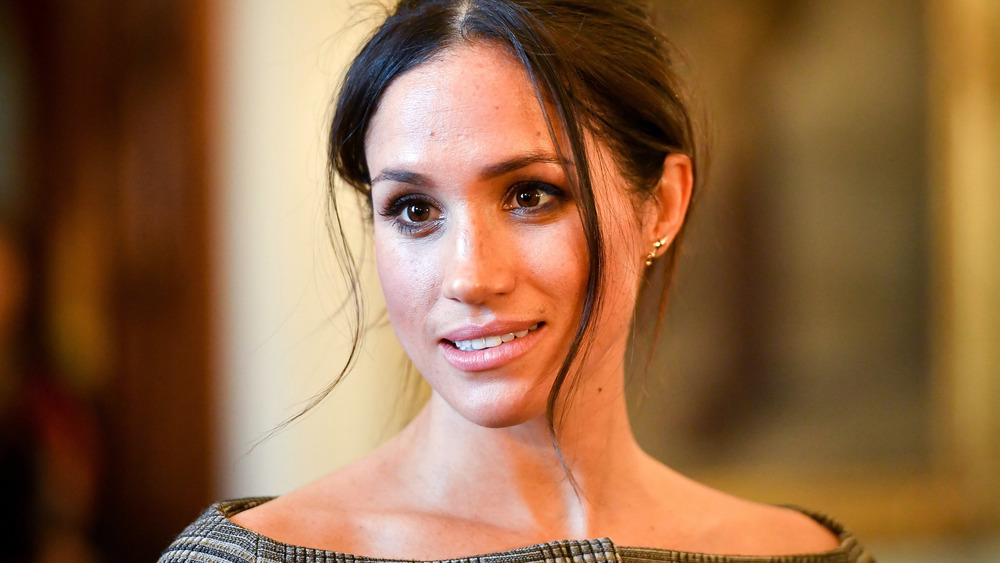 Meghan Markle con expresión neutra