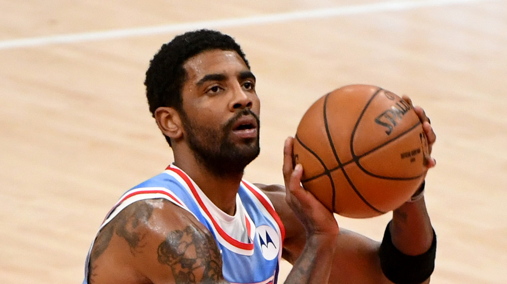 Kyrie Irving durante el calentamiento en la cancha de baloncesto