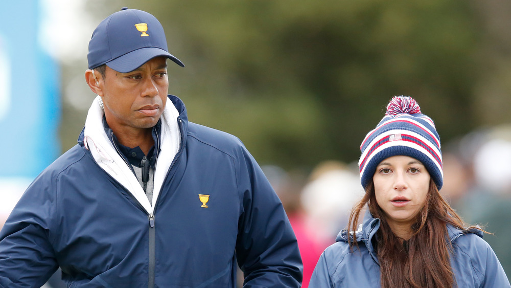 Tiger Woods y Erica Herman caminan juntos en un campo de golf