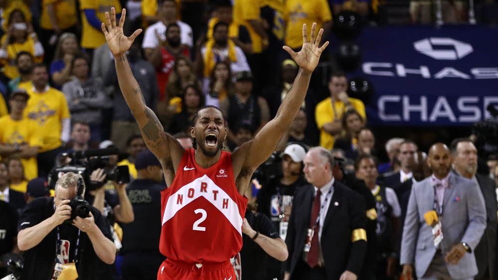 Kawhi Leonard celebrando en la cancha 