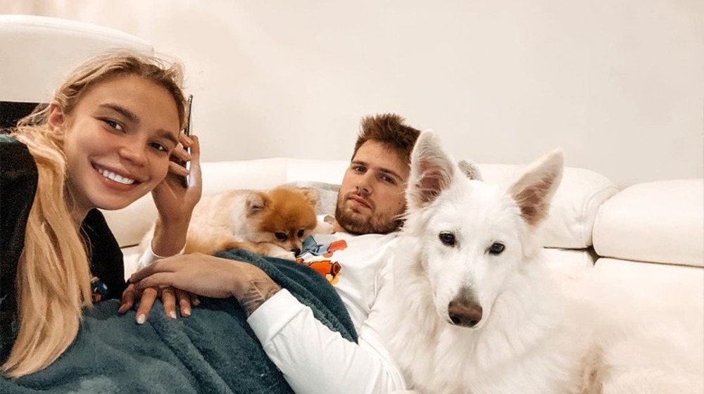 Anamarie Goltes con Luka Doncic y sus perros