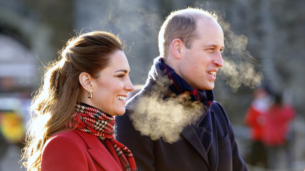 El príncipe William y Kate Middleton de rojo en el frío