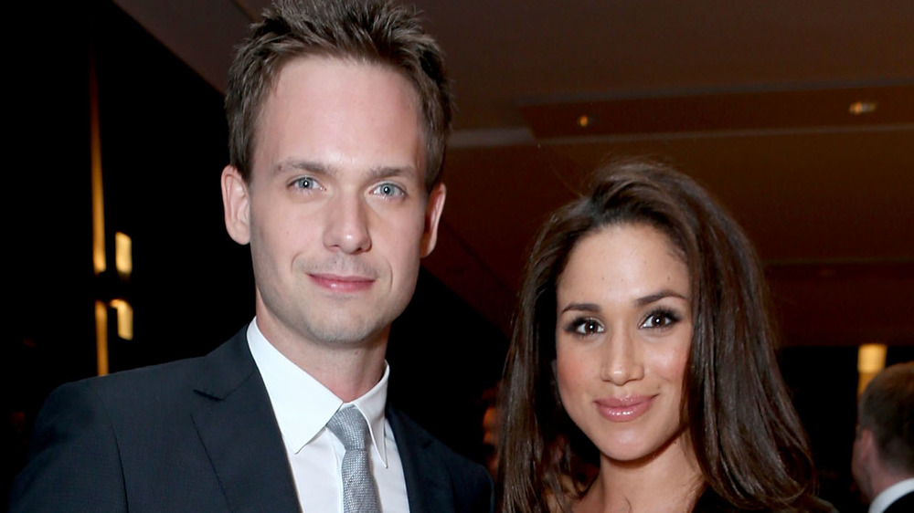 Patrick J. Adams y Meghan Markle en un evento