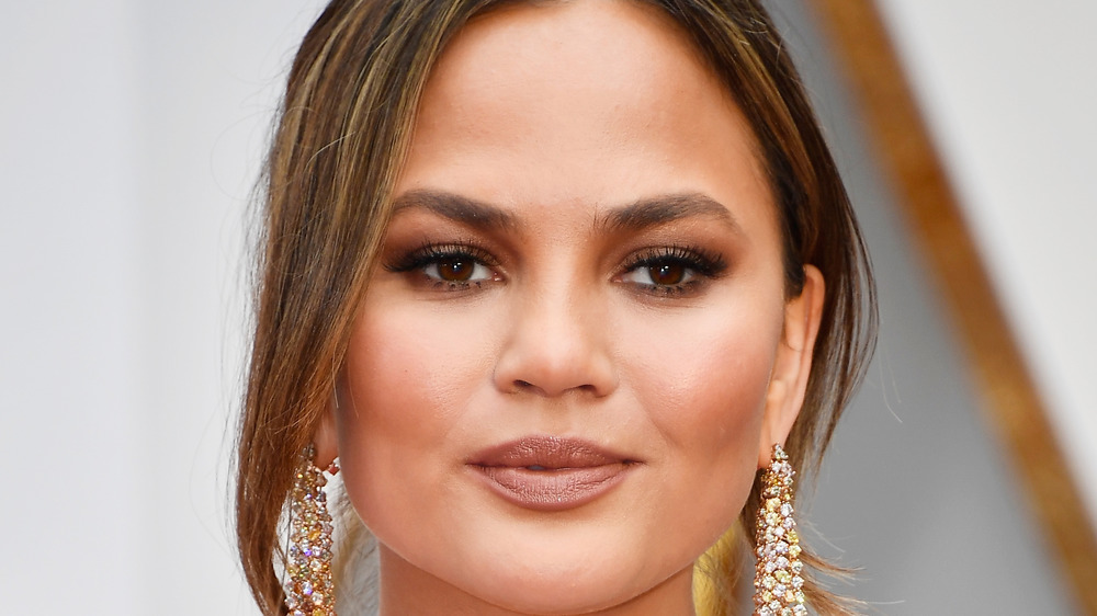 Chrissy Teigen da una mirada severa