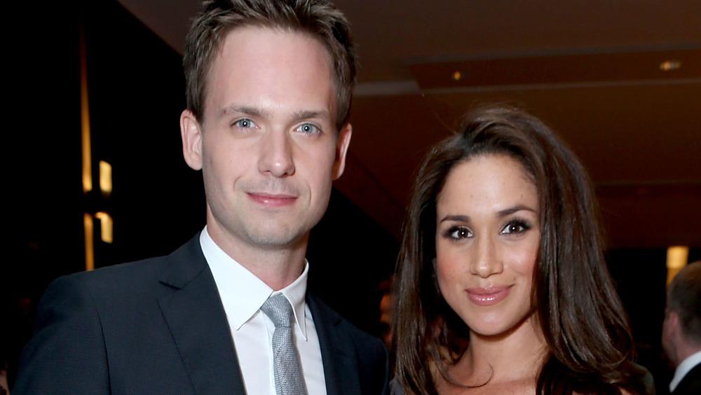 Patrick J. Adams posa con Meghan Markle en un evento