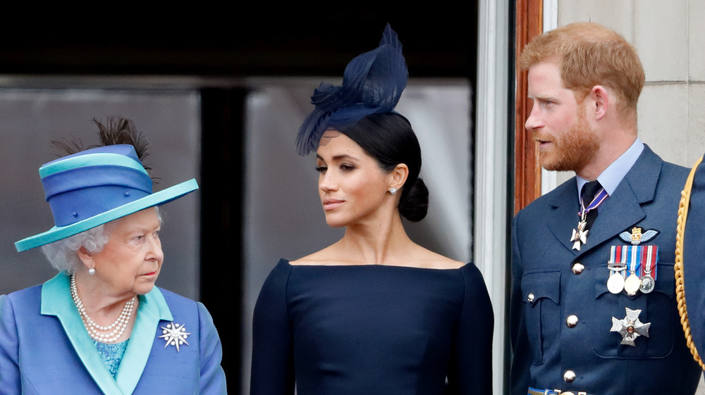 La reina Isabel mira con severidad a Meghan y Harry