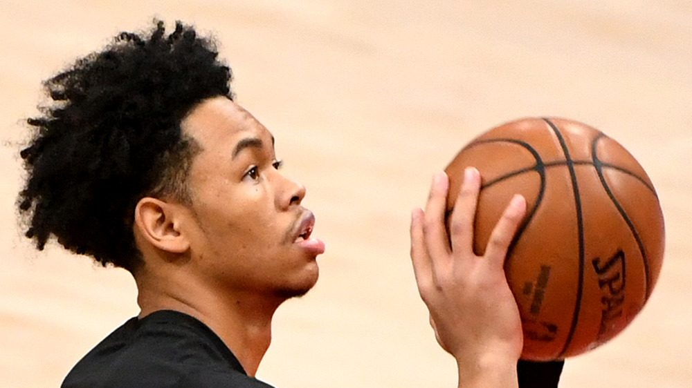 Anfernee Simons mira hacia la red mientras practica su tiro libre