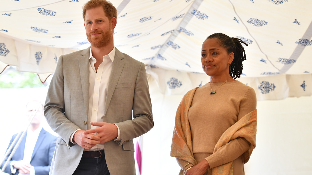 El príncipe Harry de pie con Doria Ragland