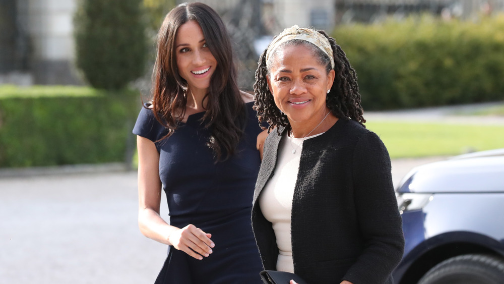 Meghan Markle caminando con su madre Doria Ragland