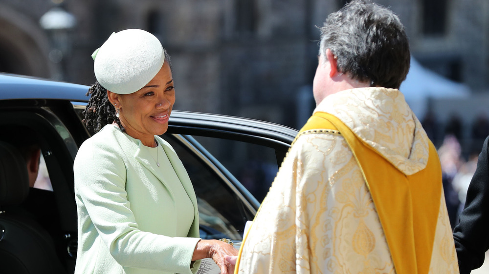 Doria Ragland estrechando la mano del sacerdote