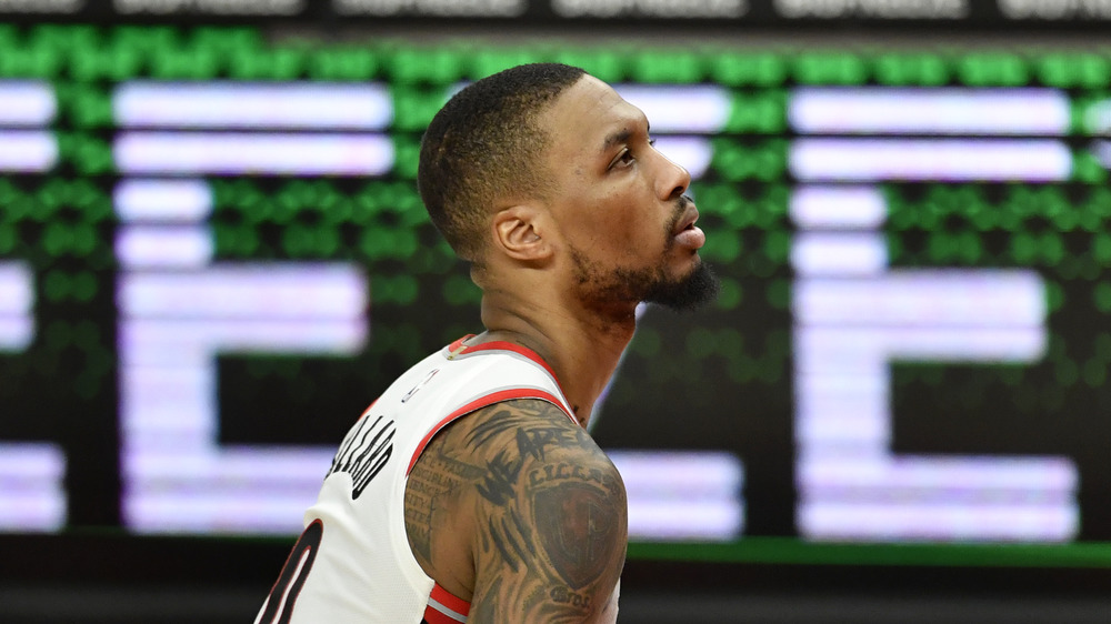 Damian Lillard preparándose para disparar