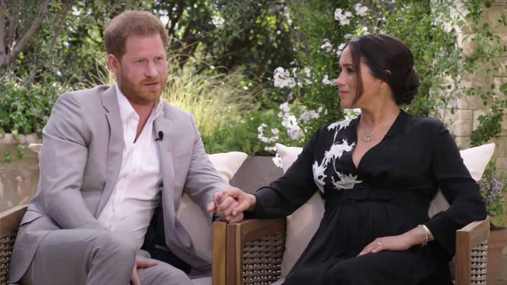 El príncipe Harry y Meghan Markle tomados de la mano