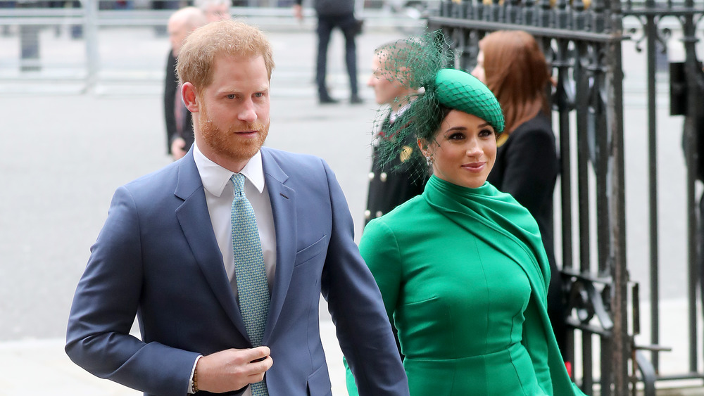 El príncipe Harry y Meghan Markle caminando